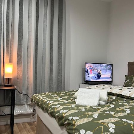 La Vie - Entire Apartment - Next To Central District Elizabeth Line Tube Station - Near Central London & Wembley 일링 외부 사진