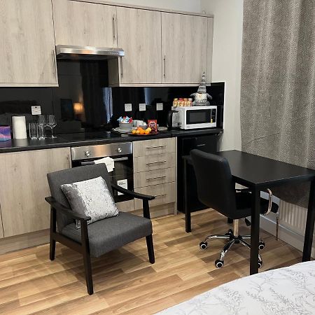 La Vie - Entire Apartment - Next To Central District Elizabeth Line Tube Station - Near Central London & Wembley 일링 외부 사진