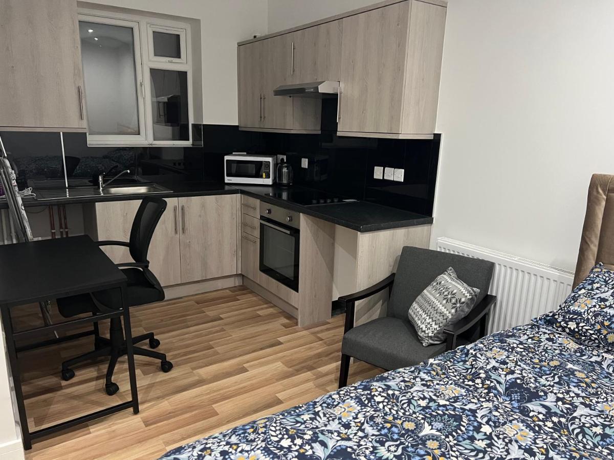 La Vie - Entire Apartment - Next To Central District Elizabeth Line Tube Station - Near Central London & Wembley 일링 외부 사진