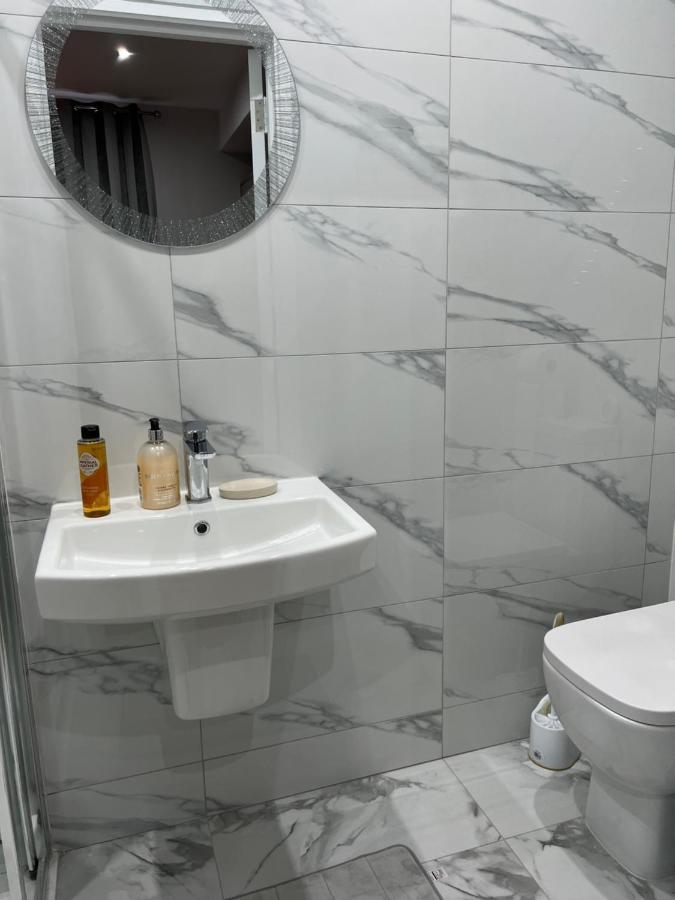 La Vie - Entire Apartment - Next To Central District Elizabeth Line Tube Station - Near Central London & Wembley 일링 외부 사진