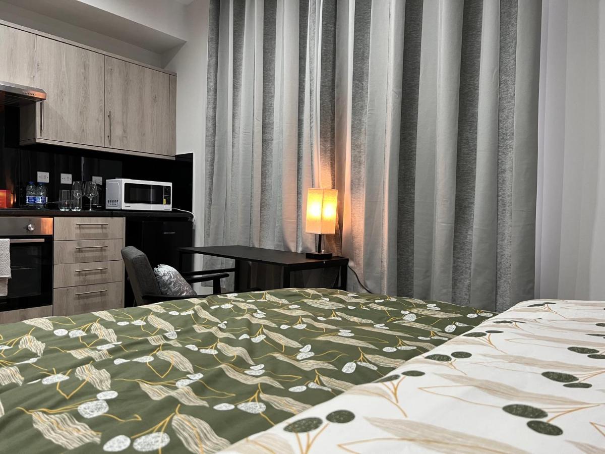 La Vie - Entire Apartment - Next To Central District Elizabeth Line Tube Station - Near Central London & Wembley 일링 외부 사진