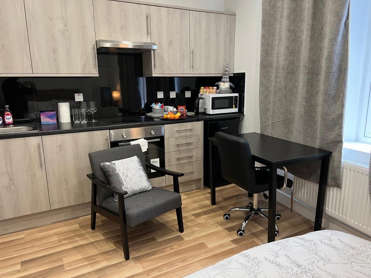 La Vie - Entire Apartment - Next To Central District Elizabeth Line Tube Station - Near Central London & Wembley 일링 외부 사진