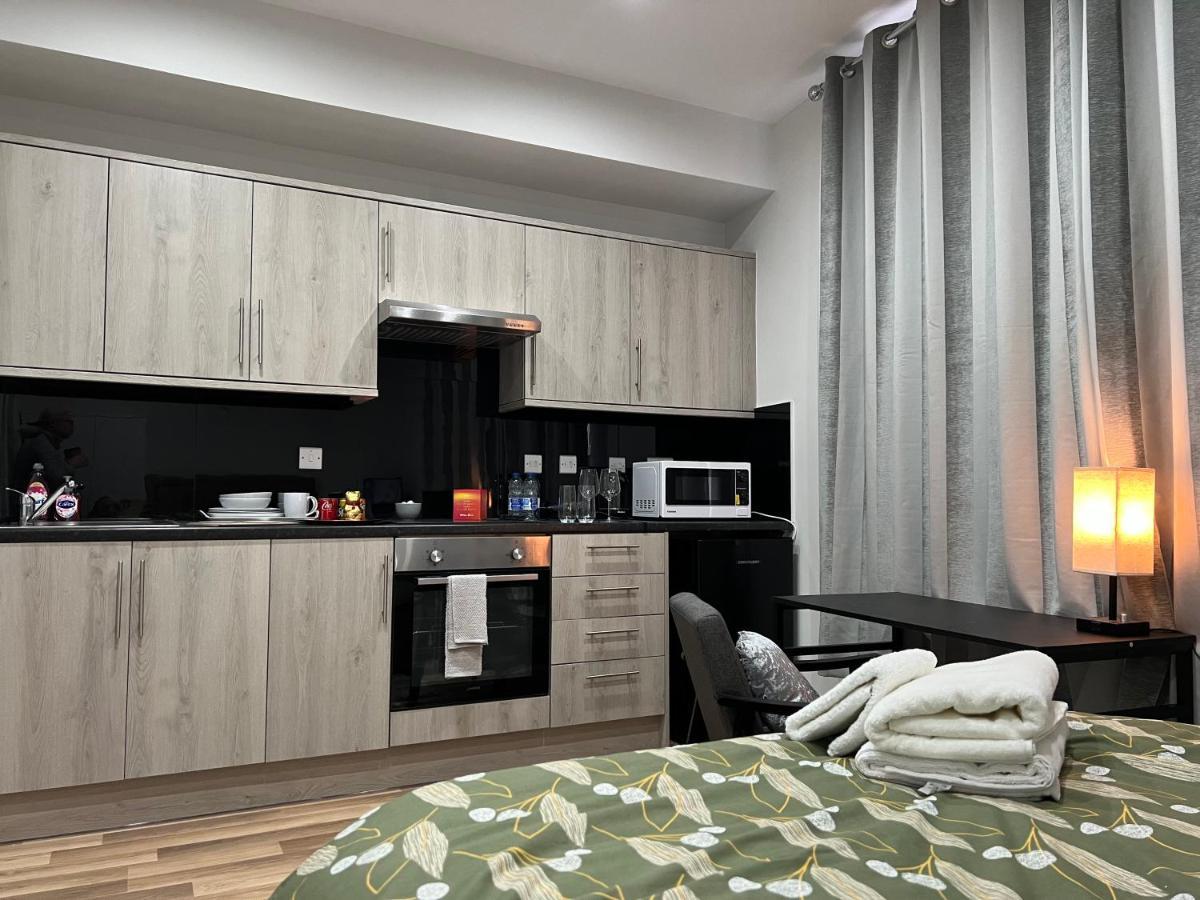 La Vie - Entire Apartment - Next To Central District Elizabeth Line Tube Station - Near Central London & Wembley 일링 외부 사진