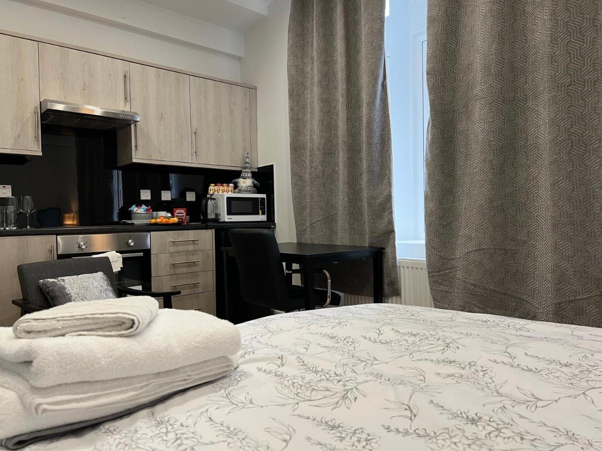 La Vie - Entire Apartment - Next To Central District Elizabeth Line Tube Station - Near Central London & Wembley 일링 외부 사진