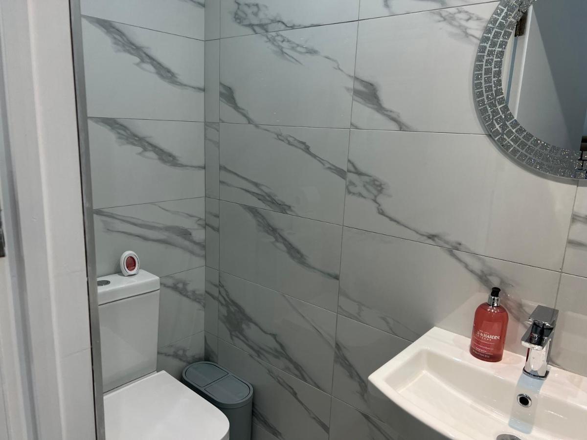 La Vie - Entire Apartment - Next To Central District Elizabeth Line Tube Station - Near Central London & Wembley 일링 외부 사진