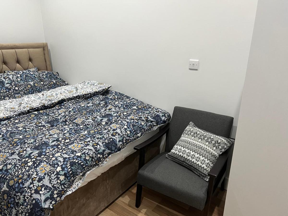 La Vie - Entire Apartment - Next To Central District Elizabeth Line Tube Station - Near Central London & Wembley 일링 외부 사진