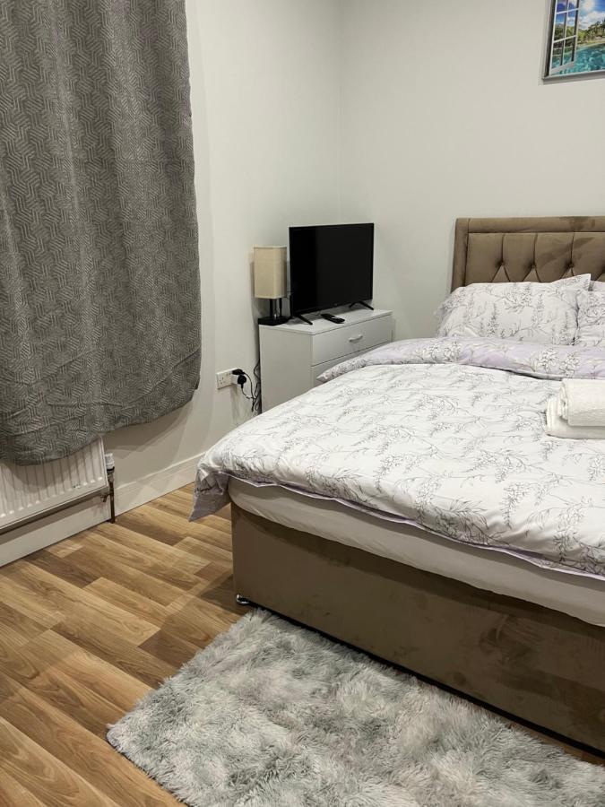 La Vie - Entire Apartment - Next To Central District Elizabeth Line Tube Station - Near Central London & Wembley 일링 외부 사진