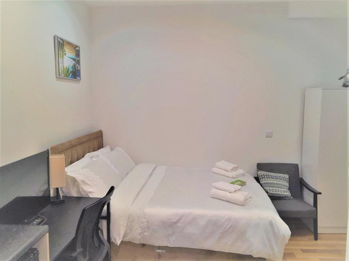 La Vie - Entire Apartment - Next To Central District Elizabeth Line Tube Station - Near Central London & Wembley 일링 외부 사진