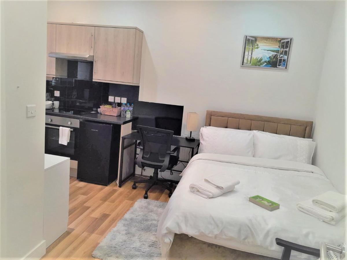 La Vie - Entire Apartment - Next To Central District Elizabeth Line Tube Station - Near Central London & Wembley 일링 외부 사진
