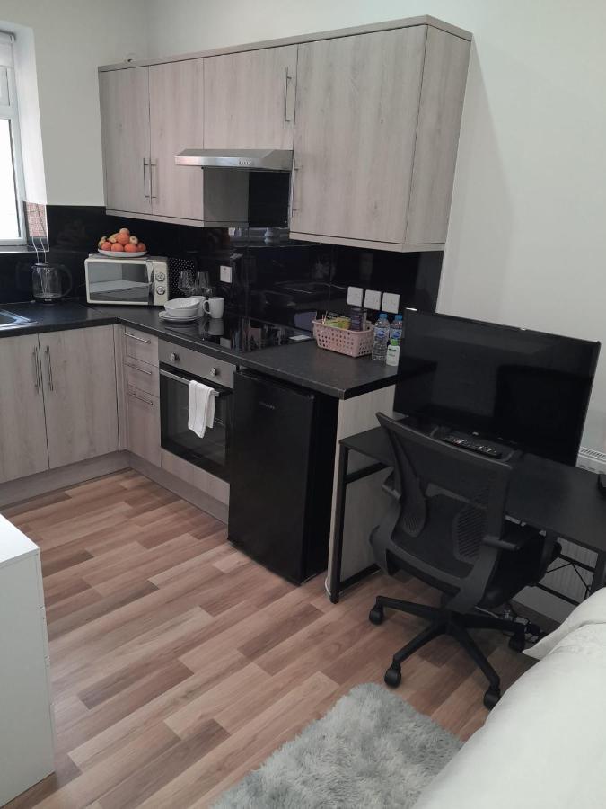 La Vie - Entire Apartment - Next To Central District Elizabeth Line Tube Station - Near Central London & Wembley 일링 외부 사진